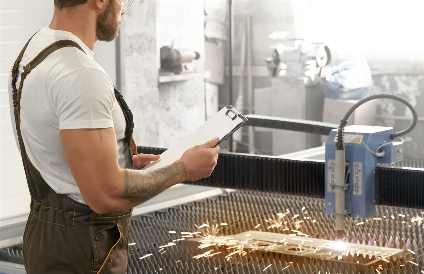 Materialtest und Prozessabstimmung an einer Laseranlage