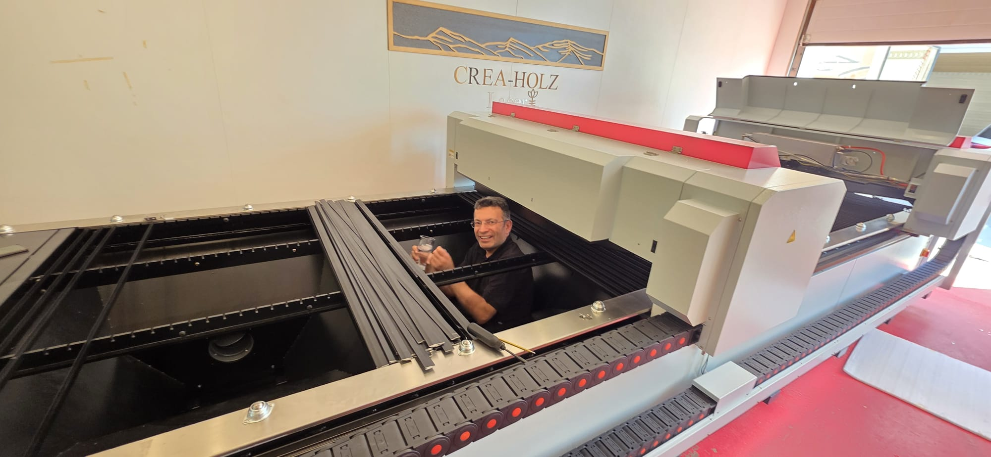 Grossformatige Lasermaschine mit Bediener im Arbeitsbereich